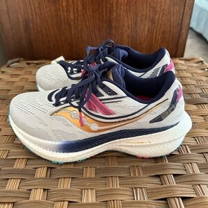 Saucony Triumph 20 women’s shoes 7 wide NEW